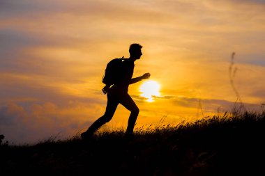 Hayallerinin peşinden git, gün batımında insan silueti