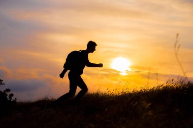 Hayallerinin peşinden git, gün batımında insan silueti