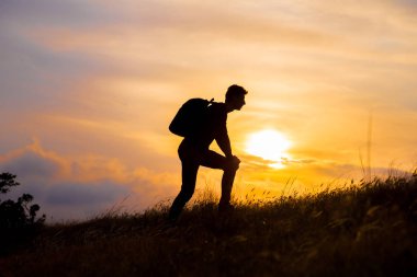 Hayallerinin peşinden git, gün batımında insan silueti