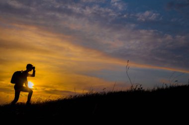 Hayallerinin peşinden git, gün batımında insan silueti