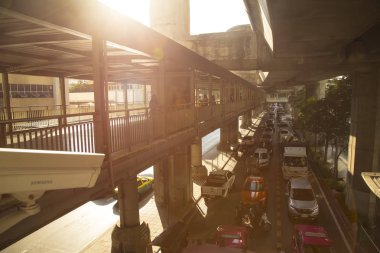 Bangkok, Tayland, 08 Şubat 2016: trafik bangkok şehirdeki sokaklarda. Ravel turist. Kültürel değerler ve şekil-in Tayland sermaye.