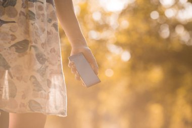 Smartphone e, açık kullanan kadın