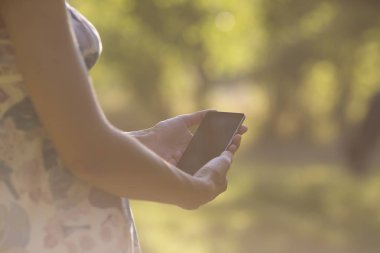 Smartphone e, açık kullanan kadın