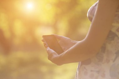 Smartphone e, açık kullanan kadın