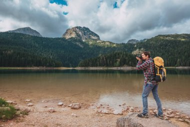 Kara Göl, Durmitor Ulusal Parkı, Zabljak, Karadağ 'a bakan genç adam