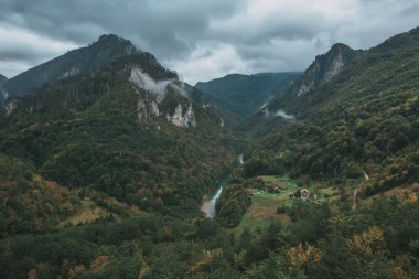 Karadağ, Milli Parkı Durmitor, dağlar ve bulutlar