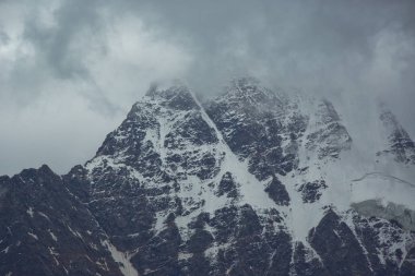 Elbruz, dağlarda yaz.