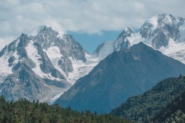 Elbruz, dağlarda yaz.