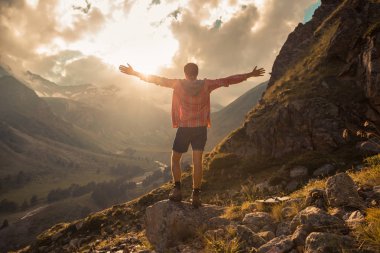 Gezgin Gezgin Seyahat Yaşam tarzı Konsepti. Arka planda güzel dağlar. Yaz tatili.