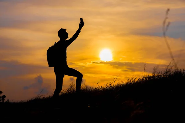 Silhouette d'homme au coucher du soleil. Élément de conception . — Photo