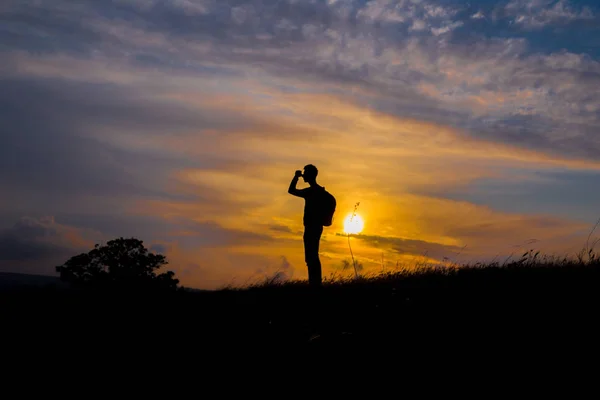 Volg je dromen, silhouet van de mens bij zonsondergang — Stockfoto