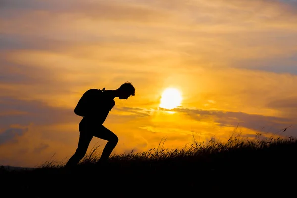 Následuj své sny, silueta muže při západu slunce — Stock fotografie