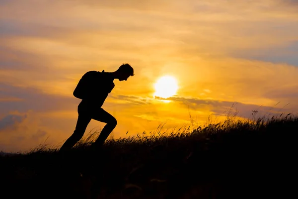 Segui i tuoi sogni, silhouette dell'uomo al tramonto — Foto Stock