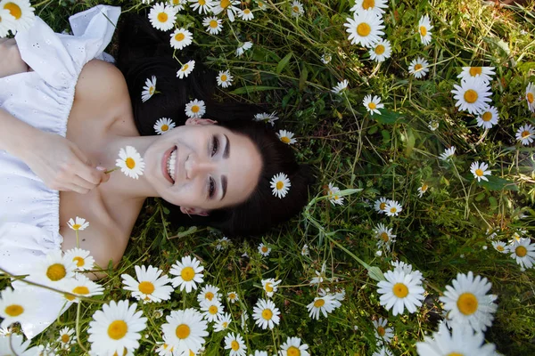 Belle femme sur une fleur granden profiter de son temps en plein air — Photo