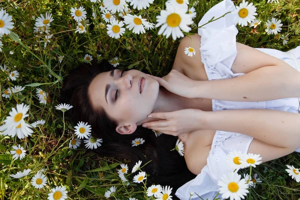 Beautiful woman on a flower granden enjoying her time outdoors — Stock Photo, Image