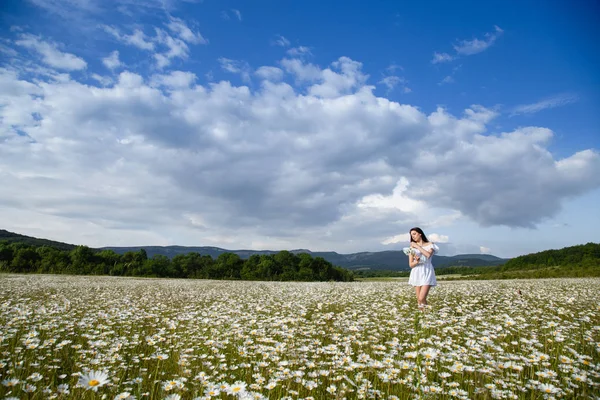 Bella donna su un fiore granden godendo il suo tempo all'aperto — Foto Stock