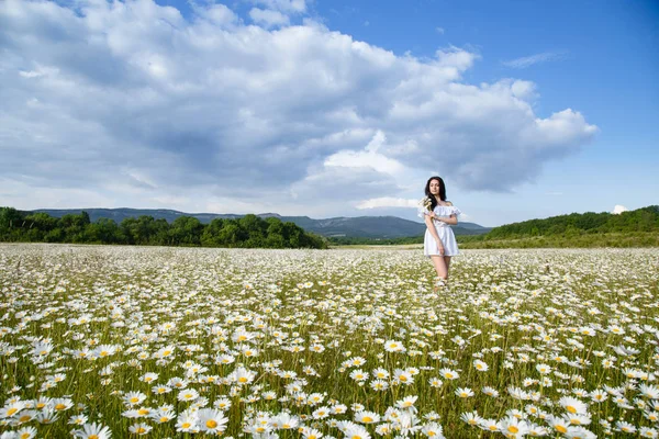 Bella donna su un fiore granden godendo il suo tempo all'aperto — Foto Stock