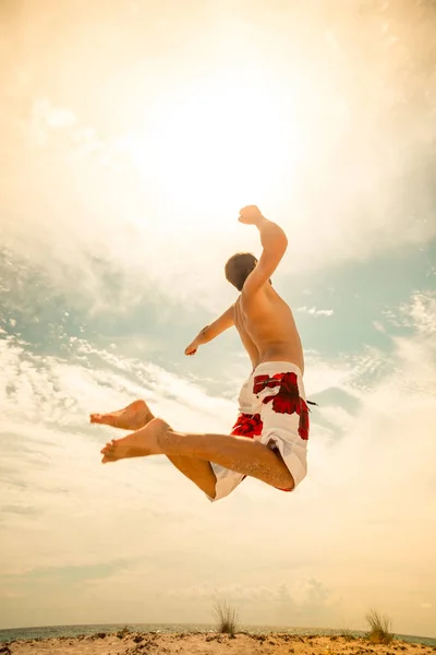 Jogador de vôlei de praia masculino pular na areia quente — Fotografia de Stock