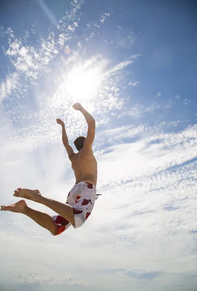 Giocatore di beach volley maschile saltare sulla sabbia calda — Foto Stock