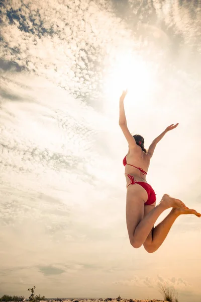 Nevetve strandlabda, míg a tengerparton én egészséges fiatal nő — Stock Fotó