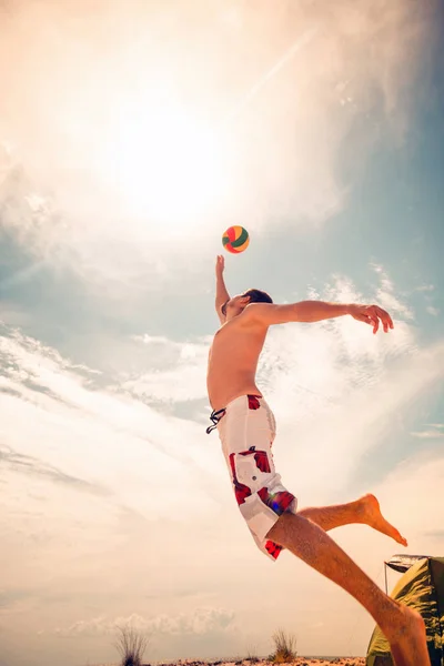 Jogador de vôlei de praia masculino pular na areia quente — Fotografia de Stock