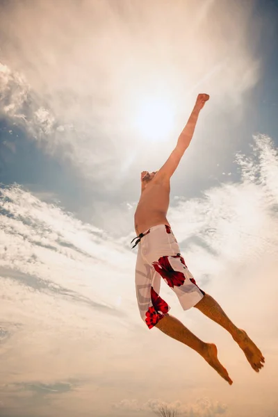 Manliga beachvolleyboll spel spelare hoppa på varm sand — Stockfoto