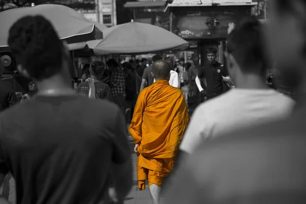 Bangkok, Thailand, February 08, 2016: traffic on the streets in bangkok town. ravel tourist. Cultural values and features of the Thai capital. — Stock Photo, Image