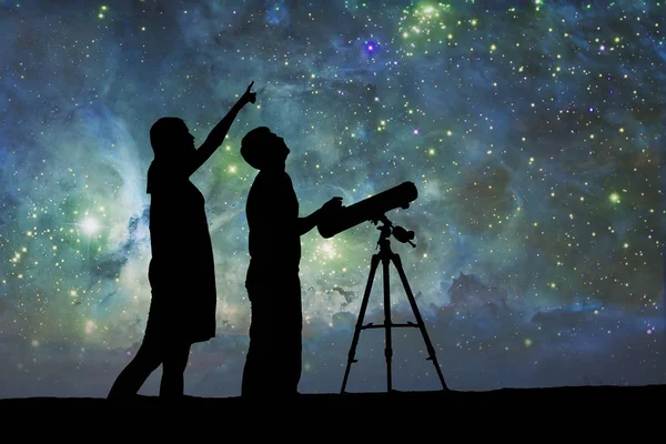 Silueta telescopului. Elemente ale acestei imagini furnizate de NASA. Băiatul şi fata privesc cerul nopţii. Dragostea sub stele — Fotografie, imagine de stoc