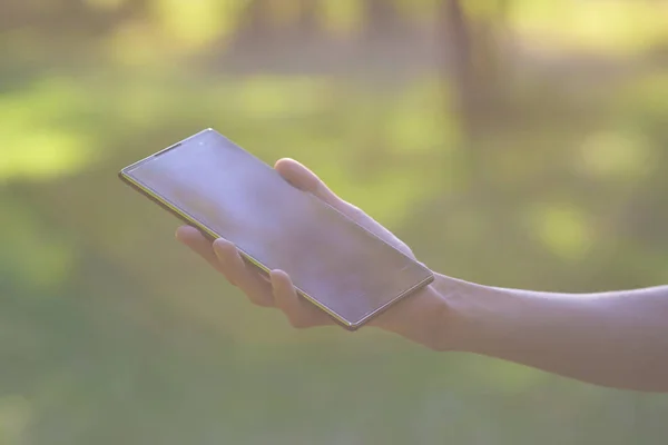 Mujer usando smartphone e al aire libre — Foto de Stock