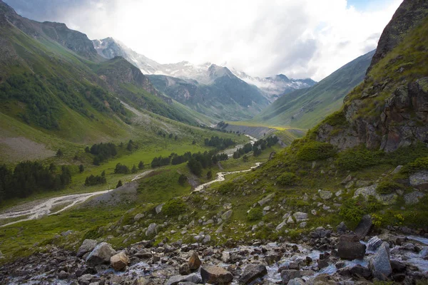 Dağ nehir Baksan, dağ geçidi Adyr-Su, Elbrus alan, büyük Kafkasya aralığı. — Stok fotoğraf