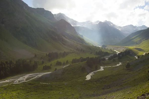 Río de montaña Baksan, barranco Adyr-Su, área de Elbrus, Gran Cordillera del Cáucaso . — Foto de Stock