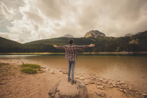 Młody człowiek patrzący na Black Lake, Durmitor National Park, Zabljak, Czarnogóra — Zdjęcie stockowe