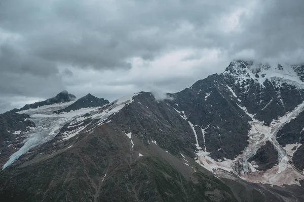 Elbrus, bergen in de zomer. — Stockfoto