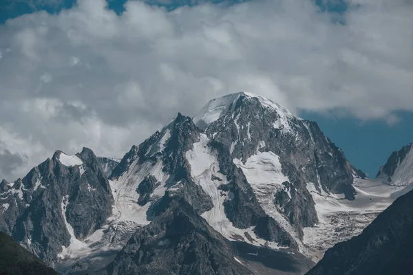 Elbrus, bergen in de zomer. — Stockfoto