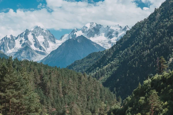 Elbrus, montañas en verano . — Foto de Stock