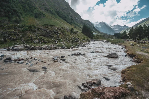 Dağ nehir Baksan, dağ geçidi Adyr-Su, Elbrus alan, büyük Kafkasya aralığı. — Stok fotoğraf