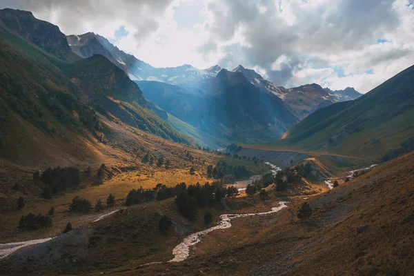 Rio da montanha Baksan, ravina Adyr-Su, área de Elbrus, cordilheira do Cáucaso . — Fotografia de Stock