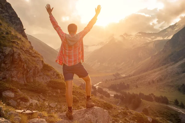 Hombre Viajero senderismo Viajes Concepto de estilo de vida hermosas montañas paisaje sobre fondo Viaje de verano aventura vacaciones al aire libre — Foto de Stock