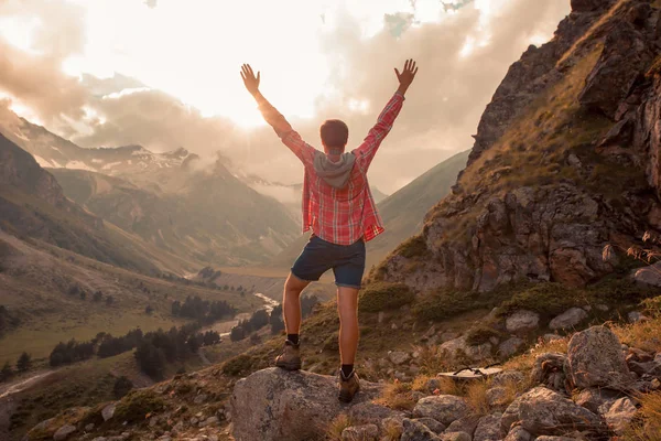 Hombre Viajero senderismo Viajes Concepto de estilo de vida hermosas montañas paisaje sobre fondo Viaje de verano aventura vacaciones al aire libre — Foto de Stock