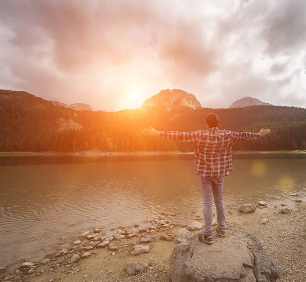 Młody człowiek patrzący na Black Lake, Durmitor National Park, Zabljak, Czarnogóra — Zdjęcie stockowe