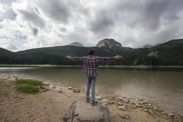 Kara Göl, Durmitor Ulusal Parkı, Zabljak, Karadağ 'a bakan genç adam — Stok fotoğraf
