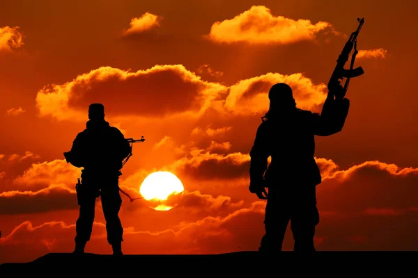 Dos siluetas de un soldado sobre un hermoso fondo — Foto de Stock