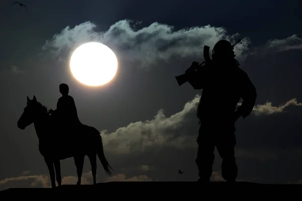 Silhouette de militaire sur un cheval sur fond de coucher de soleil — Photo