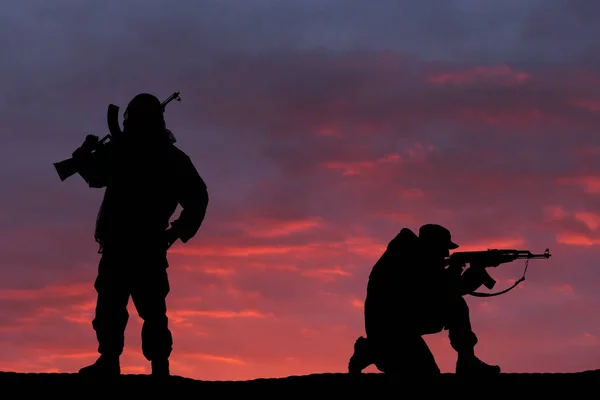 Güzel bir arka plan üzerinde bir askerin iki siluet — Stok fotoğraf