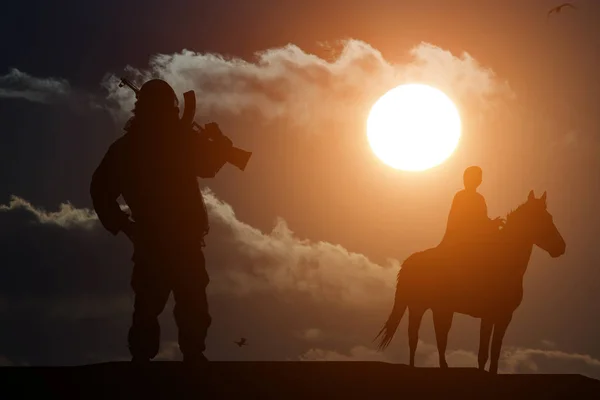 Silhouette eines Militärmannes auf einem Pferd im Hintergrund des Sonnenuntergangs — Stockfoto