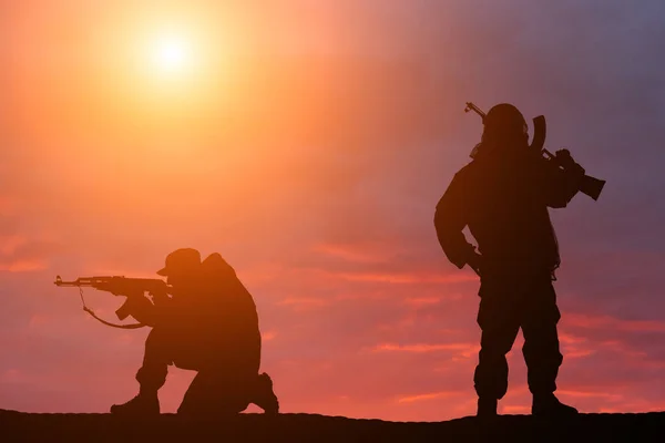 Två silhuetten av en soldat på en vacker bakgrund — Stockfoto