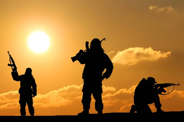 Tre silhuetten av en soldat på en vacker bakgrund — Stockfoto