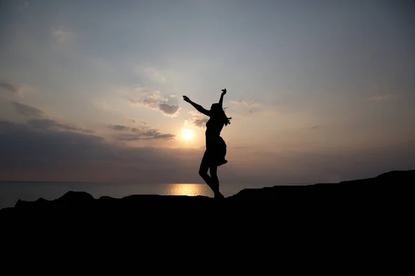 Κορίτσι Silhouette χορό στο φόντο της ένα όμορφο ηλιοβασίλεμα — Φωτογραφία Αρχείου