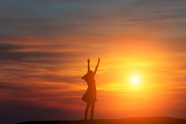 Silhouette fille dansant sur le fond d'un beau coucher de soleil — Photo