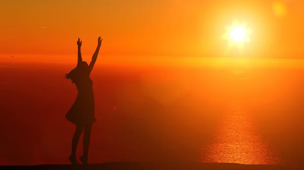 Sziluettjét lány táncol a háttérben a gyönyörű naplemente — Stock Fotó